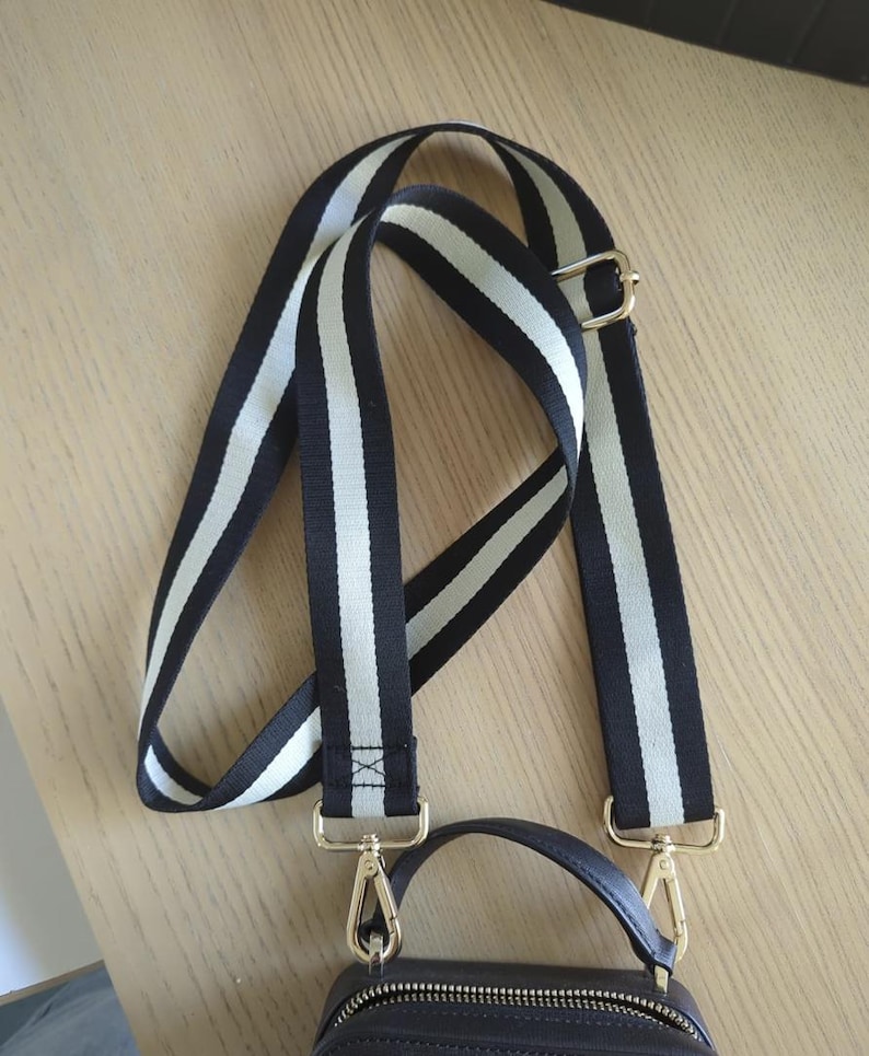 Correa de repuesto ancha y ajustable para bolso cruzado: cómoda correa de lona con herrajes dorados para bolsos de hombro o de mano. Black and white