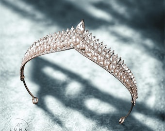 シルバーパールクリスタルブライダルティアラ｜マーキーズパールCZウェディングクラウン｜エレガントなラインストーンプリンセスヘッドピース｜モダンな花嫁用ヘアバンドティアラ