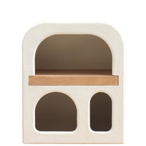 Puede incluir: Una mesita de noche blanca con parte superior arqueada, estante de madera y dos aberturas arqueadas. La mesita tiene un acabado texturizado y un dise&ntilde;o minimalista. Dimensiones: aproximadamente 61 cm de alto, 46 cm de ancho y 30 cm de profundidad, ideal para dormitorio.