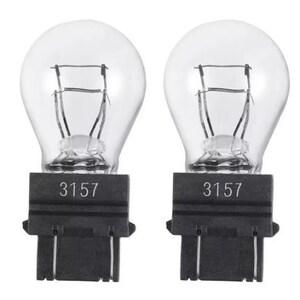 Puede incluir: Dos bombillas de vidrio transparente con bases negras. Cada base tiene el n&uacute;mero "3157" impreso. Las bombillas tienen un filamento visible en su interior.