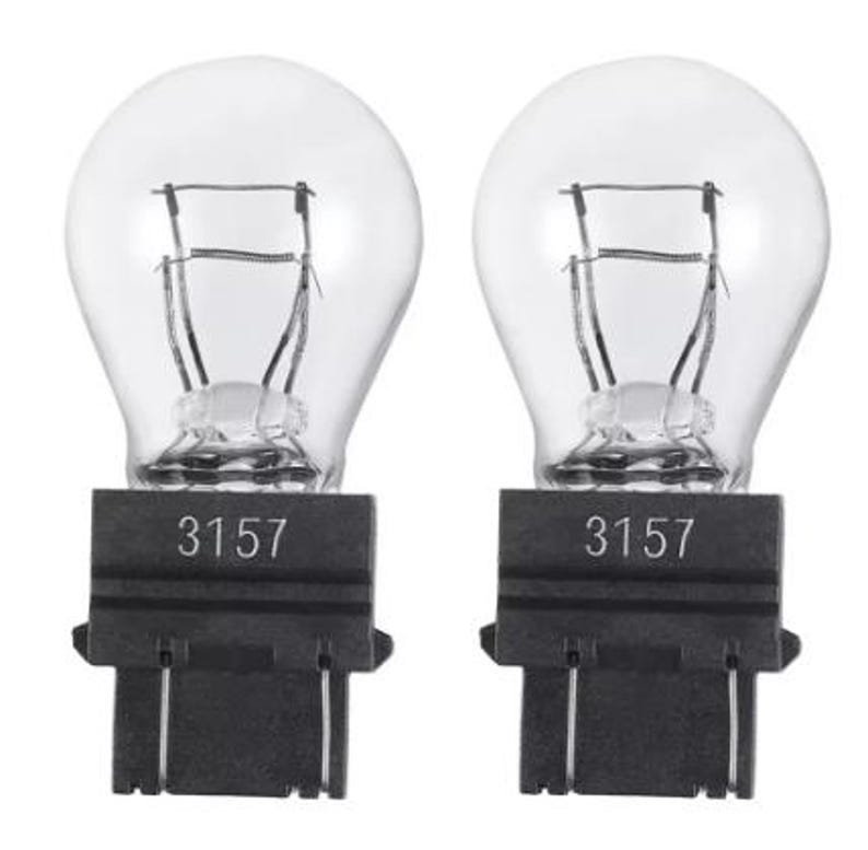 Puede incluir: Dos bombillas de vidrio transparente con bases negras. Cada base tiene el n&uacute;mero "3157" impreso. Las bombillas tienen un filamento visible en su interior.