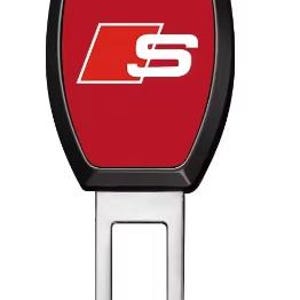 Pu&ograve; includere: Fibbia della cintura di sicurezza per auto con un design rosso e nero. La parte rossa presenta un logo "S" bianco. La fibbia &egrave; in metallo argentato.