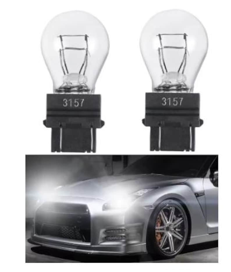 Puede incluir: Dos bombillas automotrices transparentes con el n&uacute;mero "3157" impreso en la base negra. La imagen tambi&eacute;n muestra un coche deportivo plateado con los faros encendidos, lo que sugiere el uso de las bombillas en veh&iacute;culos.