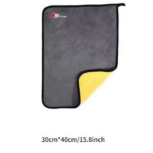 Puede incluir: Una toalla de microfibra gris con borde negro y esquina amarilla. La toalla tiene el texto "S line" en rojo y blanco. La toalla mide 30 cm x 40 cm.