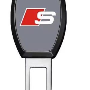 K&ouml;nnte beinhalten: Schwarze und silberne Autosicherheitsgurtschnalle mit dem Audi S-Logo. Das Logo zeigt ein rotes Quadrat mit einem wei&szlig;en "S". Die Schnalle ist rechteckig mit einem silbernen Metalleinsatz.