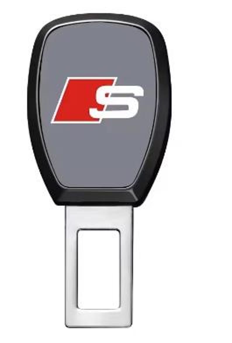 K&ouml;nnte beinhalten: Schwarze und silberne Autosicherheitsgurtschnalle mit dem Audi S-Logo. Das Logo zeigt ein rotes Quadrat mit einem wei&szlig;en "S". Die Schnalle ist rechteckig mit einem silbernen Metalleinsatz.