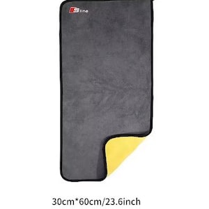 Puede incluir: Toalla gris de microfibra para secado de coches con borde negro y esquina amarilla. El texto "S line" es rojo. Las dimensiones son 60 cm x 30 cm.