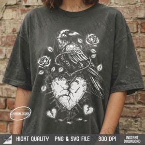 Puede incluir: Camiseta gris oscuro con un diseño en blanco y negro de un cuervo sobre un corazón atravesado por espinas y rosas. El diseño incluye el texto "ORIGINAL DESIGN", "HIGH QUALITY PNG & SVG FILE", "300 DPI" y "INSTANT DOWNLOAD".