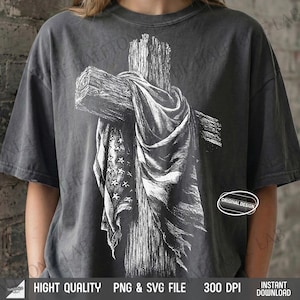 Könnte beinhalten: Dunkelgraues T-Shirt mit einer schwarz-weißen Grafik eines Holzkreuzes, das mit einem Tuch mit dem Design der amerikanischen Flagge drapiert ist. Das T-Shirt enthält den Text "HIGHT QUALITY PNG & SVG FILE 300 DPI INSTANT DOWNLOAD".