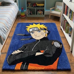 Könnte beinhalten: Blauer rechteckiger Teppich mit einer Cartoonfigur mit gelben Haaren und einem schwarzen Outfit mit orangefarbenen Akzenten. Der Teppich liegt auf einem Holzboden in einem Kinderzimmer, mit einem Bett und einem Bücherregal im Hintergrund.