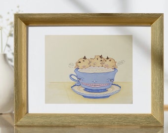 Puede incluir: Una impresión artística enmarcada que presenta una ilustración caprichosa de una taza de té azul con una cara, llena de galletas, sobre un platillo. El marco es dorado. Arte de estilo fantasioso.