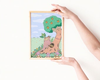 Puede incluir: Una ilustración enmarcada de un árbol con fruta naranja, un tronco hueco y una pequeña casa en su interior. El árbol está rodeado de hierba verde, flores y setas.