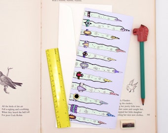 Puede incluir: Primer plano de una página de un libro infantil vintage con ilustraciones de pájaros y texto. La página está abierta para revelar un sobre blanco con una hoja de pegatinas de colores de anillos para los dedos. La hoja de pegatinas está sobre un fondo azul claro con un borde blanco. La hoja de pegatinas está junto a una regla amarilla y un lápiz verde con una goma de borrar rosa.