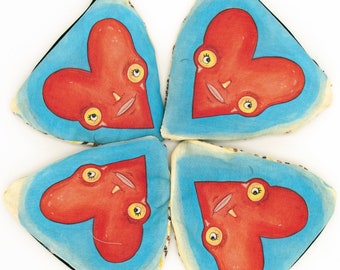 Puede incluir: Cuatro corazones de tela azul con corazones rojos en su interior. Cada corazón rojo tiene una cara de dibujos animados con ojos y boca.