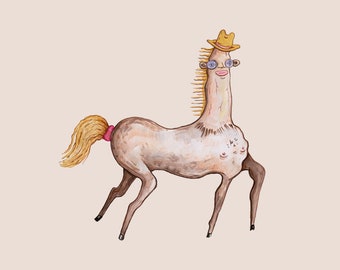 Puede incluir: Una ilustración de acuarela de un caballo con una cara humana que lleva un sombrero de vaquero amarillo y gafas redondas. El caballo tiene un lazo rosa en la cola y se representa en una pose de caminar.