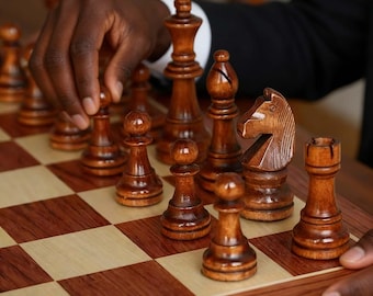 Juego de ajedrez magnético de madera personalizado: tablero de viaje plegable con reinas adicionales, regalo de cumpleaños hecho a mano.