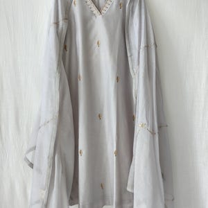 Conjunto de kurta gris bordado a mano: traje de boda indio de seda y algodón