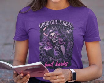 Camiseta "Boas Meninas Leem Livros Ruins" | Camiseta com Esqueleto Lendo | Estampa Gótica para Amantes de Livros