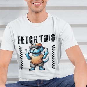 Peut inclure: T-shirt blanc avec l'inscription "FETCH THIS" au-dessus d'un chien de dessin animé portant des lunettes de soleil et une casquette, faisant un doigt d'honneur. Le chien est bleu et porte un t-shirt et un short orange. Des motifs à carreaux noirs et blancs sont de chaque côté.
