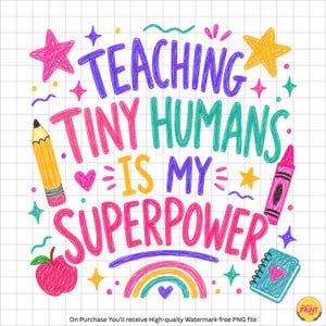 Può includere: Una grafica digitale su sfondo a griglia con il testo TEACHING TINY HUMANS IS MY SUPERPOWER in lettere colorate stile pastello. Il design include una matita gialla, un pastello rosa, una mela rossa, un quaderno blu e delle stelle.