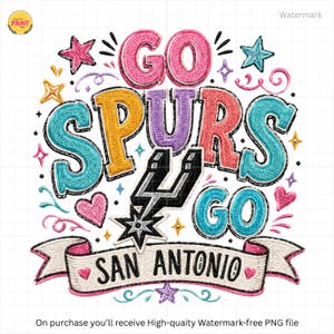 Può includere: Design ricamato colorato con le parole "GO SPURS GO" e "SAN ANTONIO". Il design include stelle, cuori e il logo degli Spurs in uno stile vivace. Il testo è in vari colori, con uno striscione in basso. Per i fan dello sport.