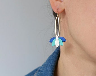 Boucles d'oreille lotus en cuir et laiton doré - bleu gitane et mint