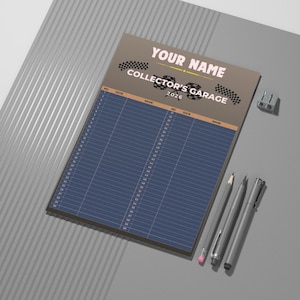 Puede incluir: Un bloc de notas con el texto "YOUR NAME COLLECTOR'S GARAGE 2026" y una cuadrícula azul para entradas. Incluye un lápiz, un bolígrafo y un rotulador. El bloc de notas está sobre una superficie gris.