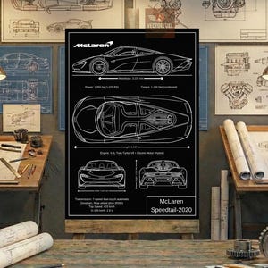 Puede incluir: Póster negro con un dibujo lineal blanco de un McLaren Speedtail-2020, que muestra especificaciones técnicas. Incluye el logotipo de McLaren, la distancia entre ejes, la potencia, el par motor, el motor, la transmisión y los detalles de la velocidad máxima.