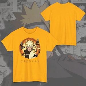Può includere: T-shirt giallo senape con un personaggio dai capelli biondi a punta e il testo giapponese "うずまきナルト". La grafica è racchiusa in un cerchio arancione. Sullo sfondo è visibile una seconda t-shirt giallo senape tinta unita.