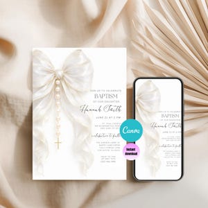 Peut inclure: Invitation de baptême blanche avec un grand nœud en satin et des perles. Le texte "Rejoignez-nous pour célébrer le baptême de notre fille Hannah Taith" et les détails de l'événement sont inclus. Un smartphone affiche le même design.