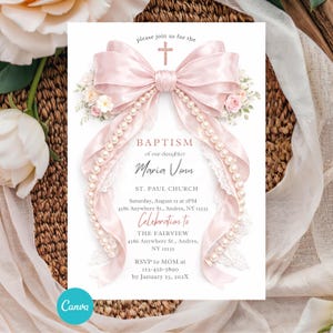 Pode incluir: Um convite de batismo com uma fita rosa e detalhes de pérolas. O convite inclui o texto "Batismo de nossa filha Maria Vonn" e detalhes do evento. O design apresenta uma cruz e elementos florais.