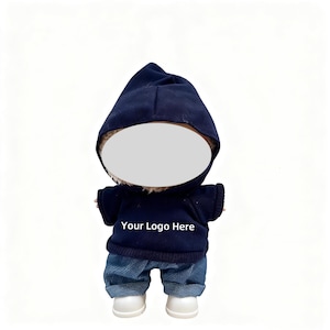 Könnte beinhalten: Eine Puppe mit einem marineblauen Kapuzenpullover mit dem Text "Your Logo Here" und blauen Jeans. Die Puppe trägt weiße Schuhe. Der Hintergrund ist schlicht weiß.