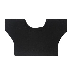 K&ouml;nnte beinhalten: Ein kleines, schwarzes Kurzarm-Shirt mit rundem Ausschnitt. Das Shirt besteht aus einem weichen, blickdichten Stoff und hat ein schlichtes, minimalistisches Design. Der Saum ist gerade und die &Auml;rmel sind kurz.