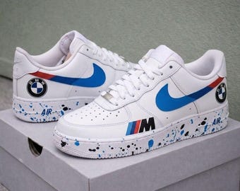Air Force 1 BMW personalizzate e dipinte a mano. Scarpe da ginnastica Air Force 1 personalizzate per l'anniversario. Calzature per appassionati di auto.