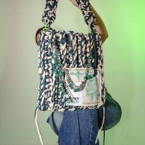 Handgemachte Häkeltasche | Crochet Stricktasche | Boho Shoulder Bag | Chunky Bag | nachhaltige Handtasche | handbemaltes Patch