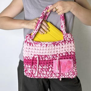 Handgehäkelte Shopper Tasche | Tote Bag aus Recyclinggarn | Design Tasche mit künstlerischem Patch | Handmade