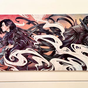 Könnte beinhalten: Ein rechteckiger horizontaler Kunstdruck mit zwei Figuren in einer Dark-Fantasy-Umgebung. Links hält eine Person einen Dolch vor einer roten Stadtkulisse. Rechts trägt eine Person eine lange Schusswaffe vor einer grauen Stadt mit Straßenlaternen.