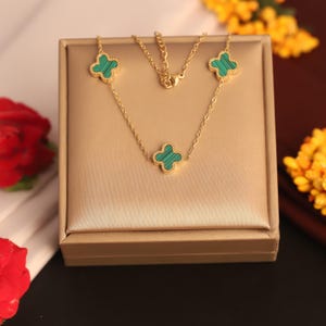 Mother of Pearl Clover Pendant Necklace, Dainty Green Clover, Gold Leaf Clover Jewelry, Minimal Gift for Girlfriend , Statement Necklace