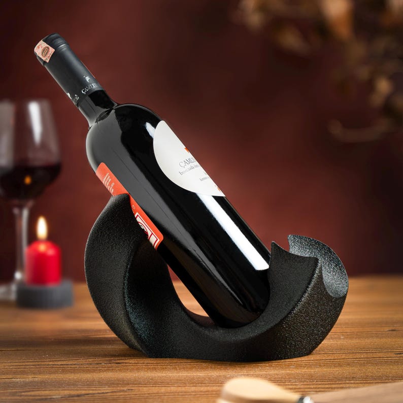 Minimalist wine bottle holder
Modern wine bottle stand
Decorative wine holder
Sculptural bar decor
Housewarming gift wine
Gift for wine lovers
Soporte botella vino minimalista
Soporte vino moderno
Decoracion bar hogar
Minimalistischer Weinflaschenhalter
Moderner Weinhalter
Einweihungsgeschenk
Porte bouteille vin minimaliste
Support vin moderne
Cadeau pendaison cremaillere
Portabottiglie vino minimalista
Supporto vino moderno
Decorazione bar casa