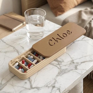 Gepersonaliseerde pillendoos voor een week | Pillendoos voor 7 dagen met eigen naam | Eén compartiment | 3D-geprint reismedicatie-etui, cadeau voor vrouwen