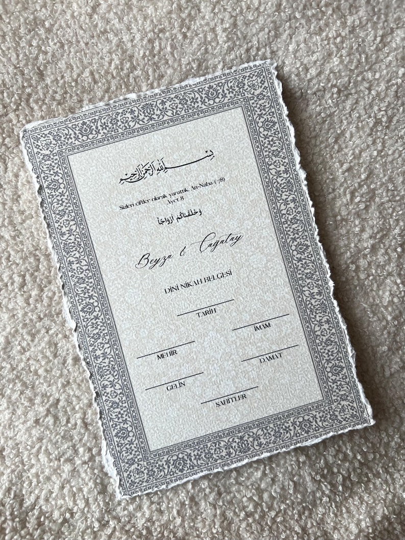Pu&ograve; includere: Un certificato cartaceo rettangolare con bordi irregolari, caratterizzato da un bordo floreale grigio decorato. Il testo include 'Beyza & Cagatay', 'DINI NIKAH BELGESI' e linee per 'TARIH', 'IMAM', 'MEHIR', 'DAMAT', 'GELIN' e 'SAHITLER'.