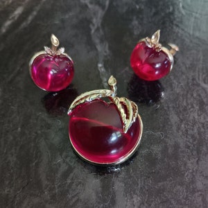 Sarah Coventry jelly belly &quot;Burgundy&quot; cherry red pink apples set, earrings and brooch, lucite