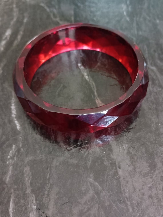 Ruby red faceted Lucite acrylic bangle - image 4