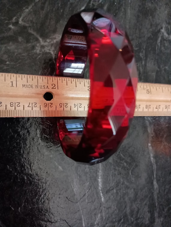 Ruby red faceted Lucite acrylic bangle - image 7