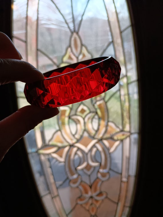 Ruby red faceted Lucite acrylic bangle - image 10