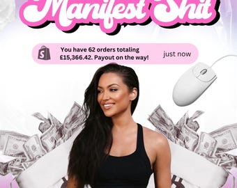 Op de afbeelding: Een digitale afbeelding met de tekst "HOW TO Manifest Shit" in roze en wit, een melding van 62 bestellingen ter waarde van £15.366,42, een witte computermuis, een smartphone en een persoon in een zwarte sportbeha voor een zak met geld.