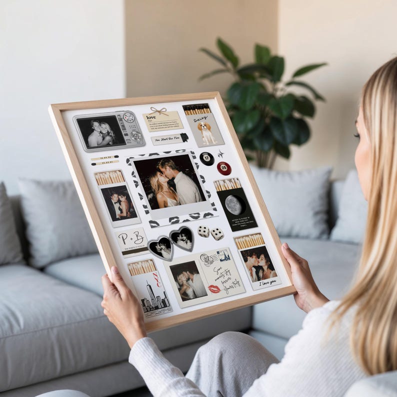 Puede incluir: Un collage enmarcado con m&uacute;ltiples fotograf&iacute;as, cajas de cerillas y elementos decorativos. Las fotos son en blanco y negro, con un marco de madera clara. El collage incluye los textos "love" y "I love you".
