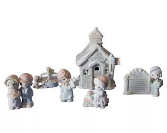 Precious Moments 1997 „Sugar Town Schoolhouse” – zestaw 6 elementów