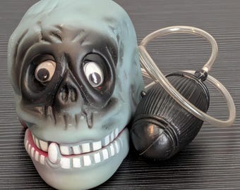 Calavera espeluznante vintage de Russ Berrie & Co. con bomba de presión, juguete novedoso de Halloween.