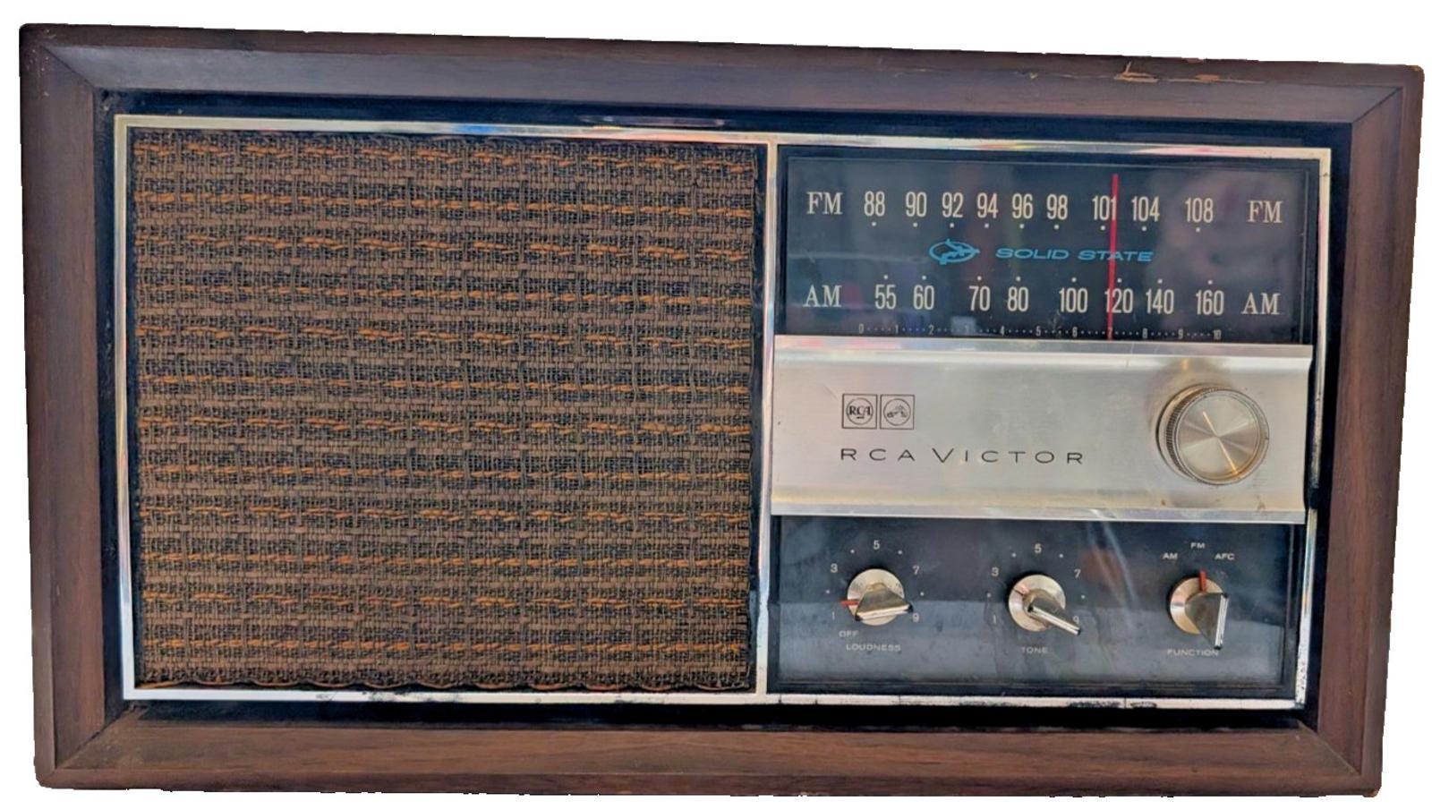 Vintage RCA Victor Model RGC29W Walnut Solid State Tabletop Radio